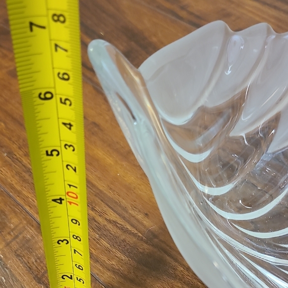 Elegant Leaf-Shaped Glass Bowl - Picture 5 of 7